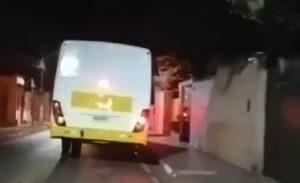 Campanha de Fred Campos estaria utilizando ônibus escolar municipal, diz denúncia