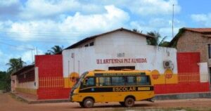 Motoristas do transporte escolar de São Luís paralisam atividades por atrasos nos pagamentos, não repasse de ticket alimentação e por falta de garantia de plano de saúde