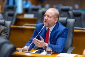 Othelino critica licitação do governo de R$ 52,3 milhões para compra de lanches