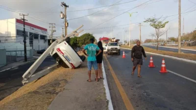 VÍDEO! Carro sobe canteiro, capota e derruba poste no Renascença, em São Luís