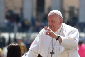 Com resfriado persistente, papa Francisco vai para hospital