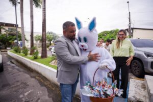 Coelho da Páscoa da Câmara de São Luís distribui ovos de chocolate produzidos por internas da UPFEM