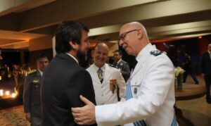 Pedro Lucas recebe comenda da Aeronáutica
