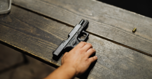 Polícia investiga tiroteio que matou jovem e deixou dois feridos em Rosário