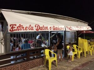 Vídeo: homens armados roubam clientes no restaurante Estrela Dalva
