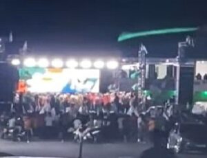 Vídeo: Alterado, prefeito xinga e ataca adversários durante discurso em Pinheiro