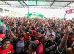 Cheiro de povo: uma multidão abraça Luciano Genésio no seu aniversário