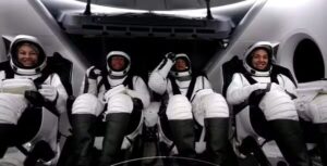 Enquanto isso, SpaceX lança foguete para 1ª missão privada com caminhada espacial