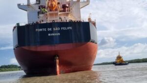 Navio encalhado no Porto da Alumar tem 20 mil toneladas de bauxita a bordo