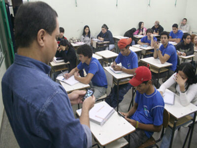 Ministério da Educação vai propor lei para proibir uso de celulares em salas de aula