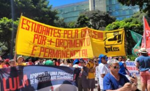 Cadê o “L”??? Protesto no Alvorada: “Educação continua desvalorizada”