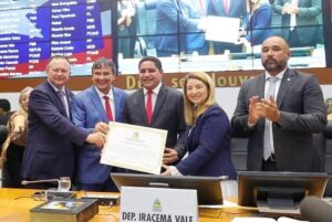 Zé Inácio homenageia Wellington Dias com Título de Cidadão Maranhense na Assembleia