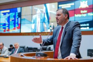 Rodrigo Lago destaca a relação entre investimentos do governo Flávio Dino em educação e queda do analfabetismo no estado