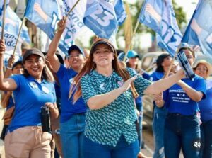 Quem é a mulher que tem arrastado multidões em suas caminhadas pela cidade…