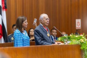 “Missão do político é servir”, diz José Sarney ao receber a Medalha ‘Manuel Beckman’