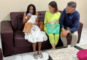 Após cinco anos, adoção internacional permite criança de 11 anos encontrar uma nova família no exterior