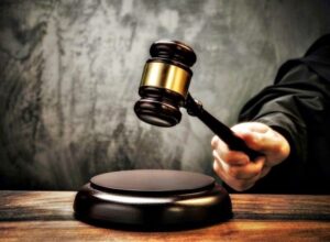 Operadora de telefonia é condenada a indenizar consumidora por cobranças indevidas
