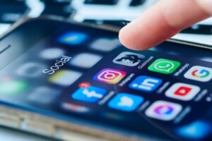 Projeto proíbe remuneração de políticos por conteúdos em redes sociais