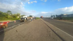 Colisão entre van e veículo de carga deixa motorista gravemente ferido na BR-135