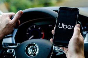 UBER não é obrigada a indenizar motorista bloqueado por responder processo criminal