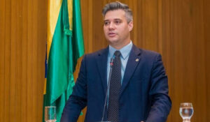 Neto Evangelista denuncia material escolar abandonado em galpão pela Prefeitura de São Luís