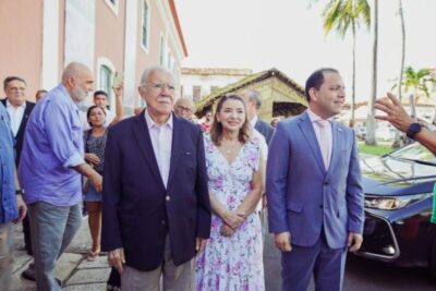 Ao lado de José Sarney, presidente Iracema Vale visita o ‘Salão de Arte 30 Cores em Maio’