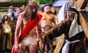 Vereador se emociona ao interpretar homem que ajudou Jesus na via sacra…