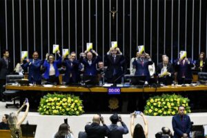 Weverton destaca importância dos 35 anos da Constituição para a democracia