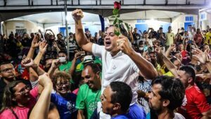Em evento no PDT, Weverton continua sem olhar pro chão