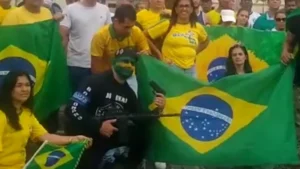 Bolsonaro e PL tentam manter mobilização em frente aos quarteis durante a Copa