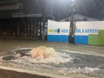 Família é resgatada de carro arrastado por enxurrada na Cohab durante forte chuva