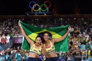 Olimpíadas de Paris: Duda e Ana Patrícia derrotam canadenses e conquistam medalha de ouro no vôlei de praia