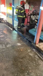 Incêndio destrói boxes da feira da Cidade Operária
