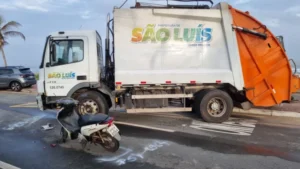 Acidente envolvendo caminhão de lixo gera caos na Avenida Litorânea