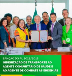IMAGEM DO DIA: com Duarte, Lula sanciona indenização a agentes de saúde