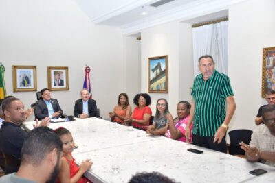 Camarão discute fortalecimento do esporte com representantes de várias modalidades