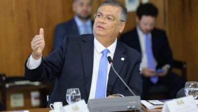 Êpa!!! Dino troca Constituição por inteligência artificial