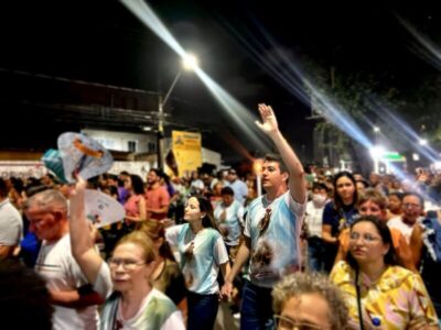 Fernando Braide participa da procissão do Círio de Nazaré no Cohatrac, ao lado de fiéis e família