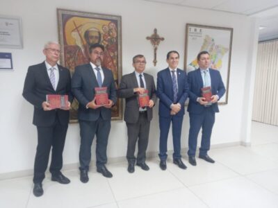 Daniel Domingues doa edições do seu livro para Escola Judiciária Eleitoral
