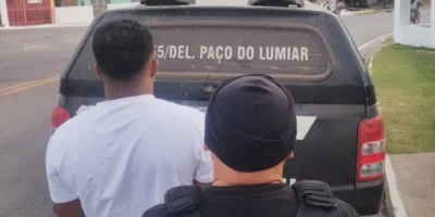 Homem é preso por descumprir medida protetiva; vídeo mostra mulher sendo agredida com chutes