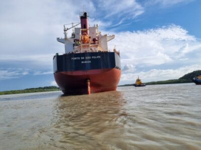 Navio com 20 mil toneladas de bauxita permanece encalhado em São Luís