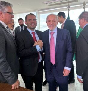 Prefeito Fernando Pessoa acompanha presidente Lula e senador Weverton em cerimônia de sanção de Lei que beneficia ACS