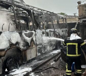 Ônibus tomba em São Luís e deixa 12 feridos; em Imperatriz, incêndio destrói dois coletivos