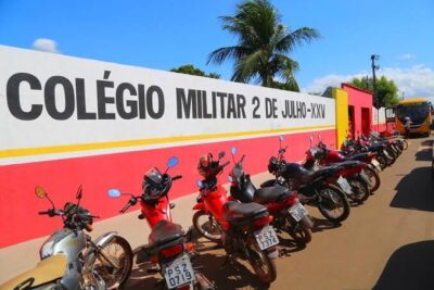 Alunas são reintegradas a escola após expulsão por chamarem diretor de “você”