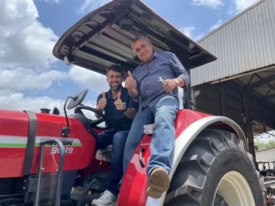 Pedro Lucas entrega trator agrícola para o município de Arari