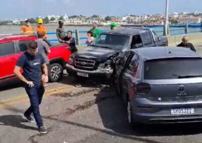 Assista! Colisão de caminhonetes com carro bloqueia a ponte do São Francisco, em São Luís