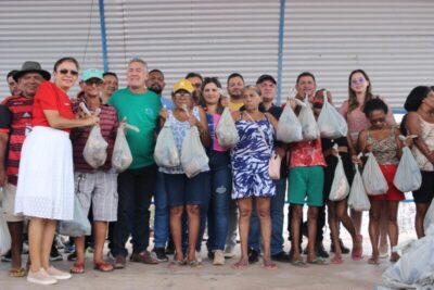 PREFEITO CARRINHO ENTREGA MAIS 4 TONELADAS DE PEIXE À POPULAÇÃO