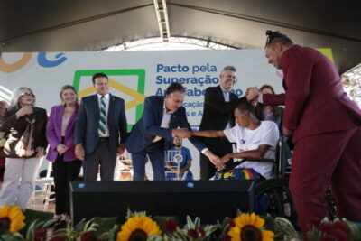 Camarão participa de lançamento do Pacto Nacional pela Superação do Analfabetismo