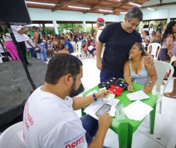 Osmar Filho amplia acesso à saúde visual com entrega de óculos