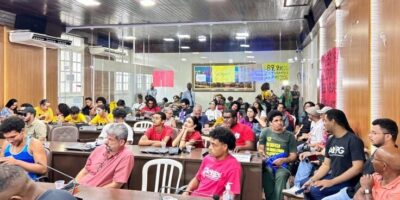 Grupo de estudantes tentam intimidar vereadores durante audiência